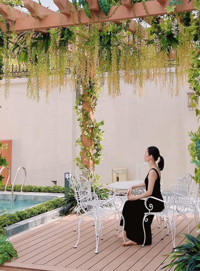 Khoảng sân trước nhà, Lệ Quyên thiết kế một khu vườn nhỏ, là nơi thưởng trà, đọc sách và tận hưởng cuộc sống bình yên. Ảnh: FBNV