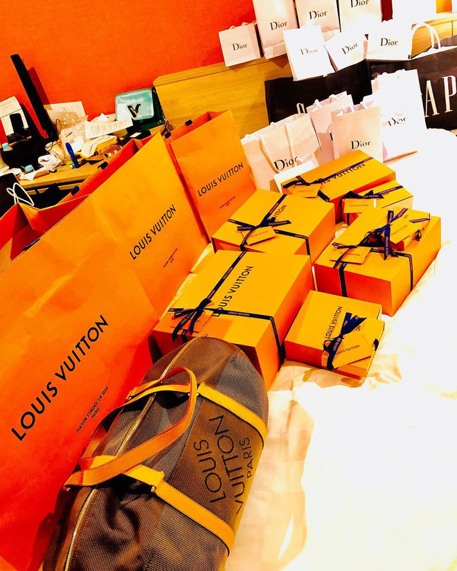 Trên trang cá nhân, ái nữ Thư Đường nhiều lần khiến dân mạng “lác mắt” khi khoe đống đồ hiệu mỗi khi đi shopping. Ảnh: Pháp luật &amp; Bạn đọc