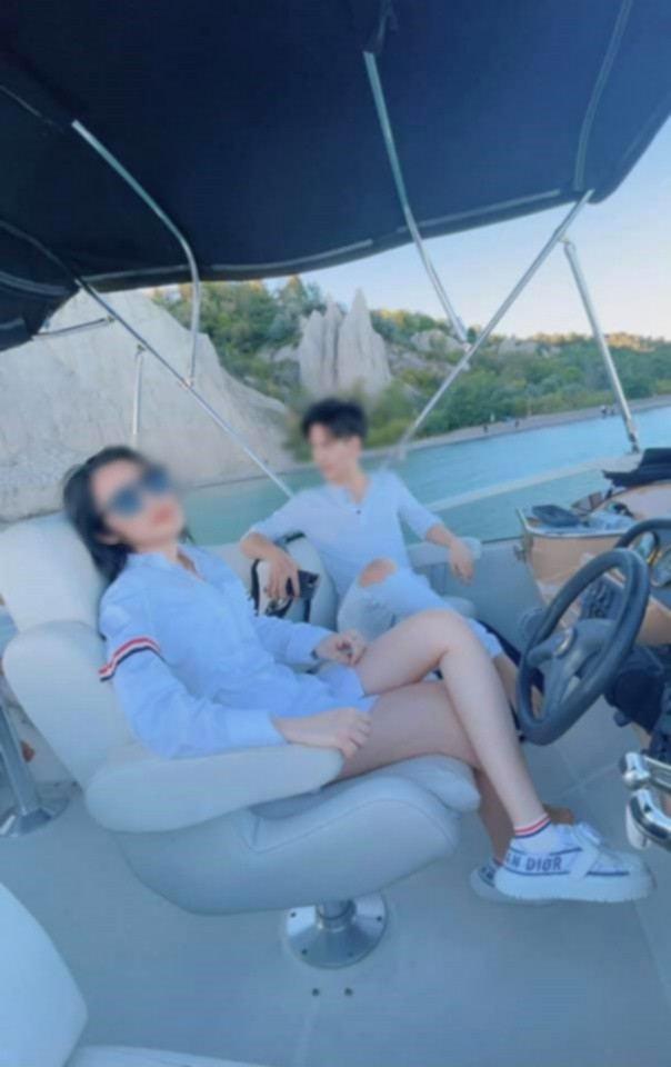 Khi mở lại, cô nàng cũng e dè hơn ít khoe khoang đồ hiệu, siêu xe hơn trước đây. Ảnh: We25