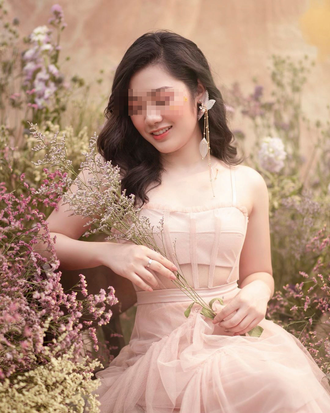 Ái nữ nhà Đường Nhuệ đang du học tại Toronto, Canada. Cô nàng có cuộc sống vô cùng xa hoa và được biết đến là một rich kid có tiếng. Ảnh: We25