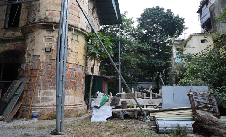 Căn biệt thự rộng tới 1.000m2, đồ đạc ngổn ngang, cây cối mọc um tùm. Ảnh: VTCNews.