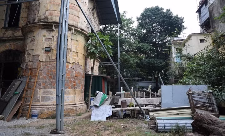 Căn biệt thự rộng tới 1.000m2, đồ đạc ngổn ngang, cây cối mọc um tùm. Ảnh: VTCNews.