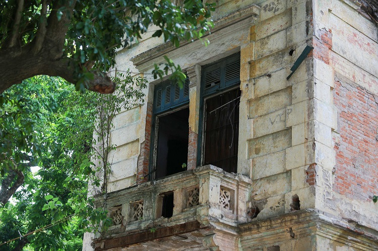 Năm 1998, NXB Văn học chuyển địa điểm khác, căn biệt thự được giao cho một viện nghiên cứu. Đến năm 2003, căn biệt thự lại được chuyển cho một doanh nghiệp để xây dựng trụ sở, cơ quan Nhà nước. Ảnh: Cafeland