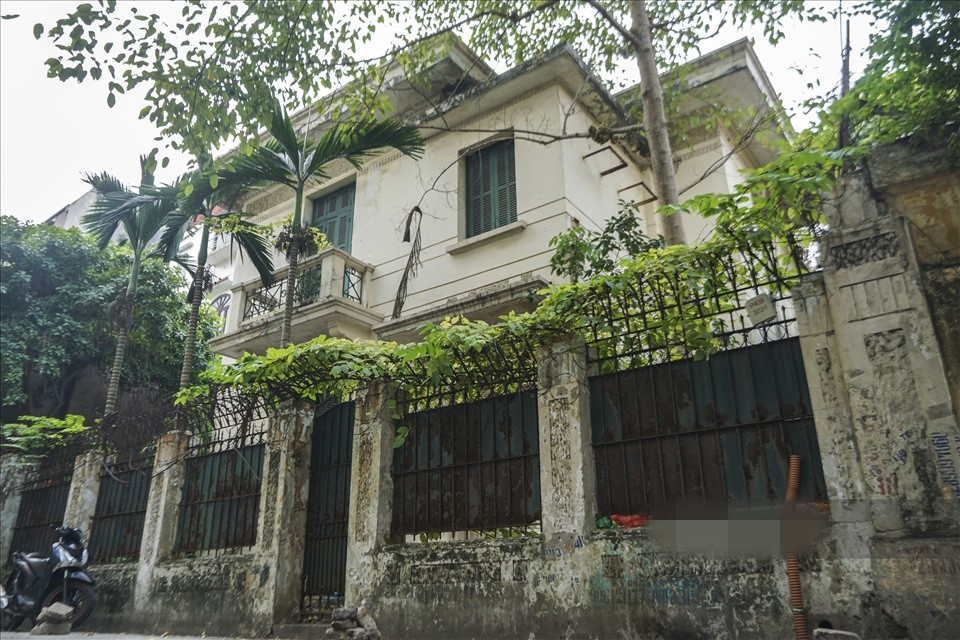 Theo ghi nhận của Lao Động ngày 25/11/2021, căn biệt thự tại số 12 Nguyễn Chế Nghĩa ở trong tình trạng cửa đóng, then cài. Ảnh: Lao động