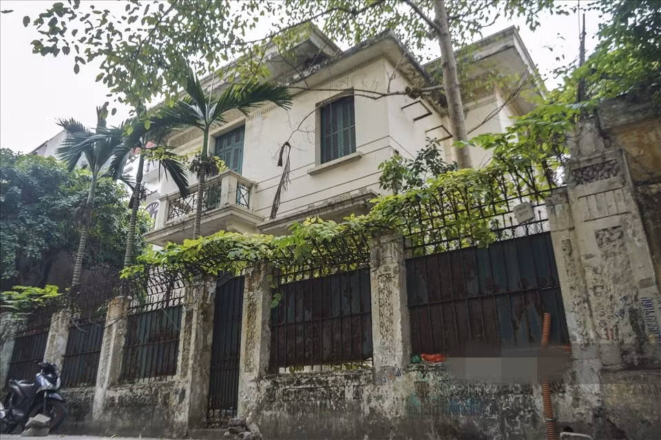 Theo ghi nhận của Lao Động ngày 25/11/2021, căn biệt thự tại số 12 Nguyễn Chế Nghĩa ở trong tình trạng cửa đóng, then cài. Ảnh: Lao động