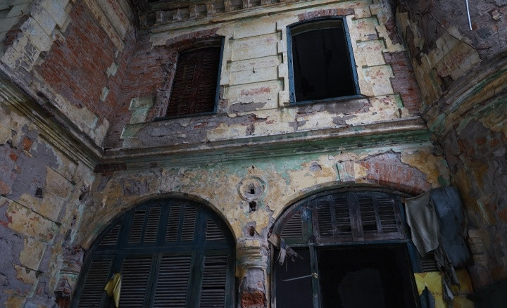 Thế nhưng, vì một số vướng mắc về giải phóng mặt bằng nên quá trình cải tạo căn biệt thự Pháp cổ bị bỏ ngỏ trong nhiều năm. Ảnh: VTCNews