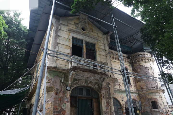 Căn biệt thự cổ kiểu Pháp nằm ở số 46 Hàng Bài (quận Hoàn Kiếm, Hà Nội) cũng bị bỏ hoang, xuống cấp nhiều năm qua. Ảnh: VTCNews.
