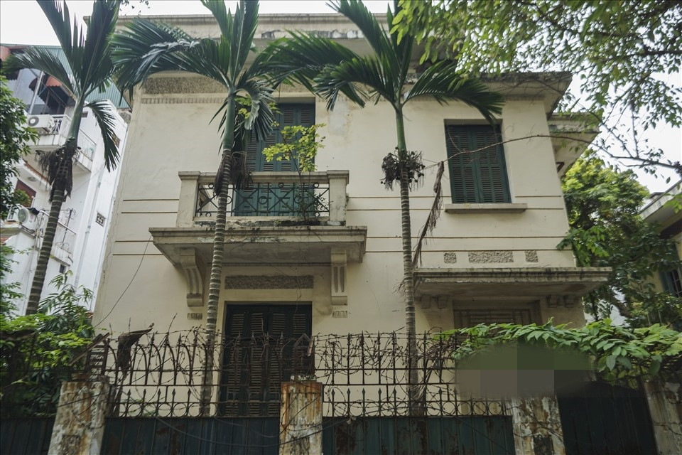 Căn biệt thự có diện tích khoảng 410 m2. Trong đó, diện tích xây dựng là 185 m2, còn lại khu vực sân vườn hơn 200 m2. Ảnh: Lao động