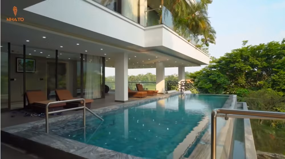 Trước nhà là bể bơi vô cực. Khi bơi ở đây có thể "tựa lưng vào núi" mang đến cảm giác vô cùng thư giãn.