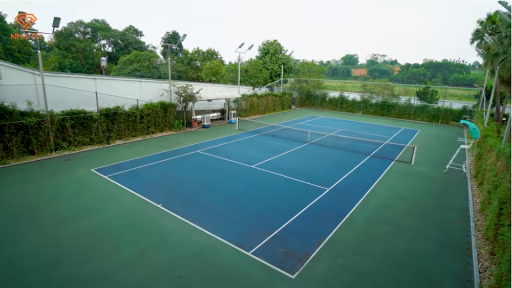 Đặc biệt, gia chủ còn đầu tư một sân tennis và khu tập golf trong căn biệt thự.