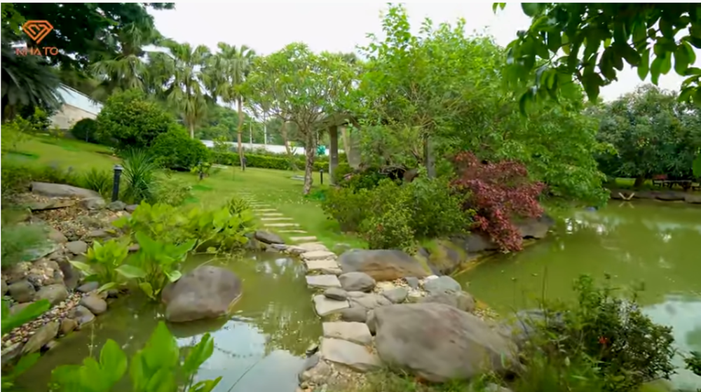 Hệ thống suối và ao hồ nhân tạo thiết kế kỳ công.