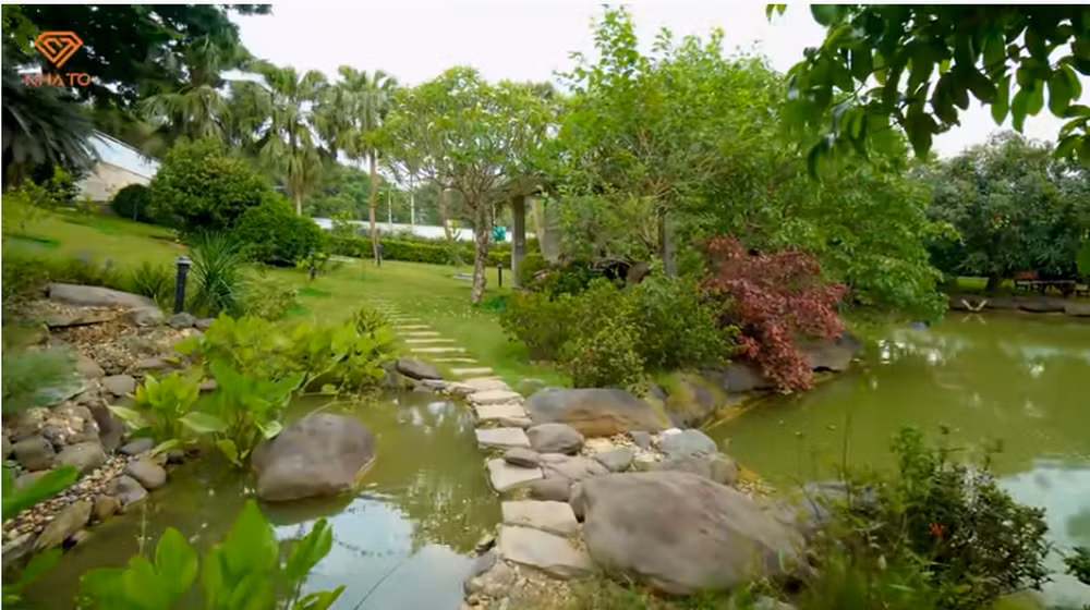 Hệ thống suối và ao hồ nhân tạo thiết kế kỳ công.