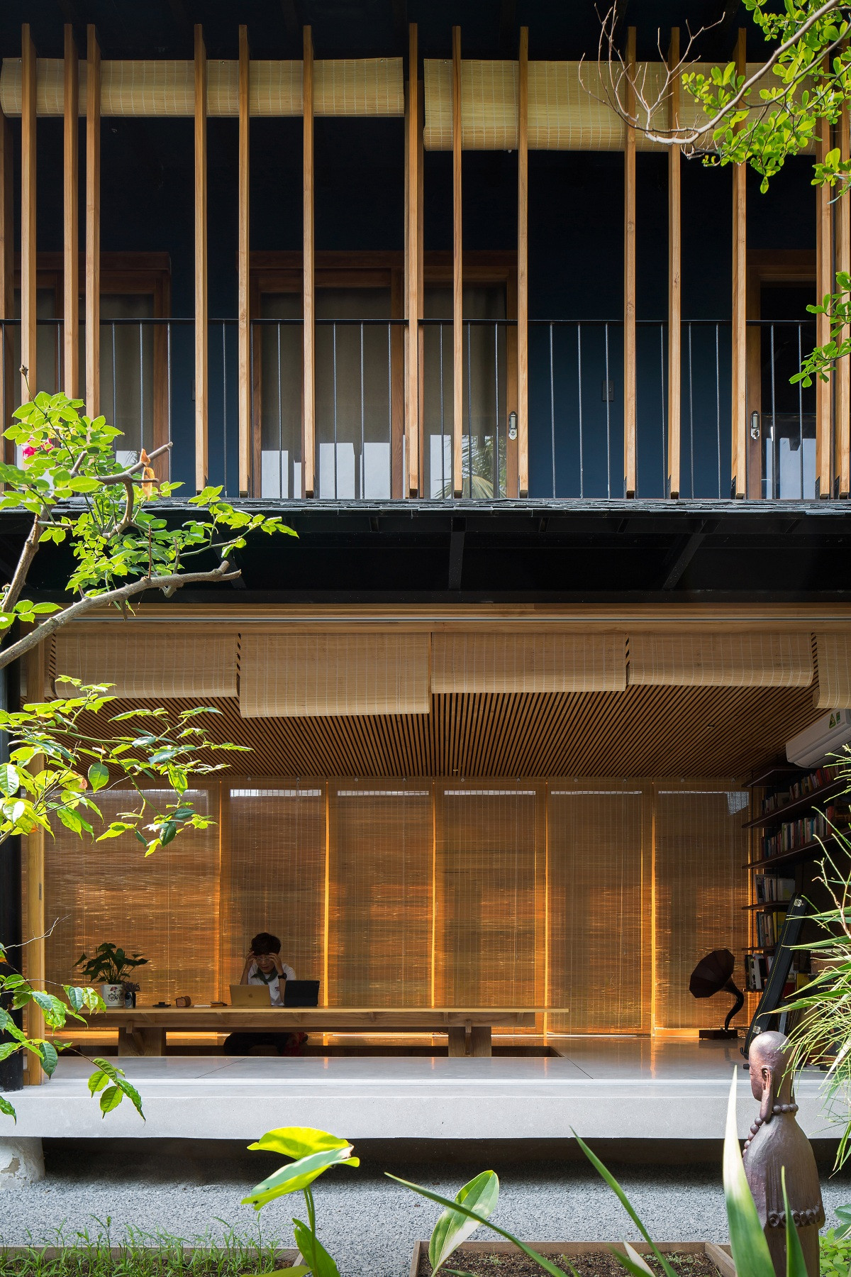 Với thiết kế mở và gần gũi với thiên nhiên, căn nhà cũng được sử dụng làm trung tâm cộng đồng nhỏ để chủ nhà, một nhà hoạt động vì môi trường, giao lưu với hàng xóm.