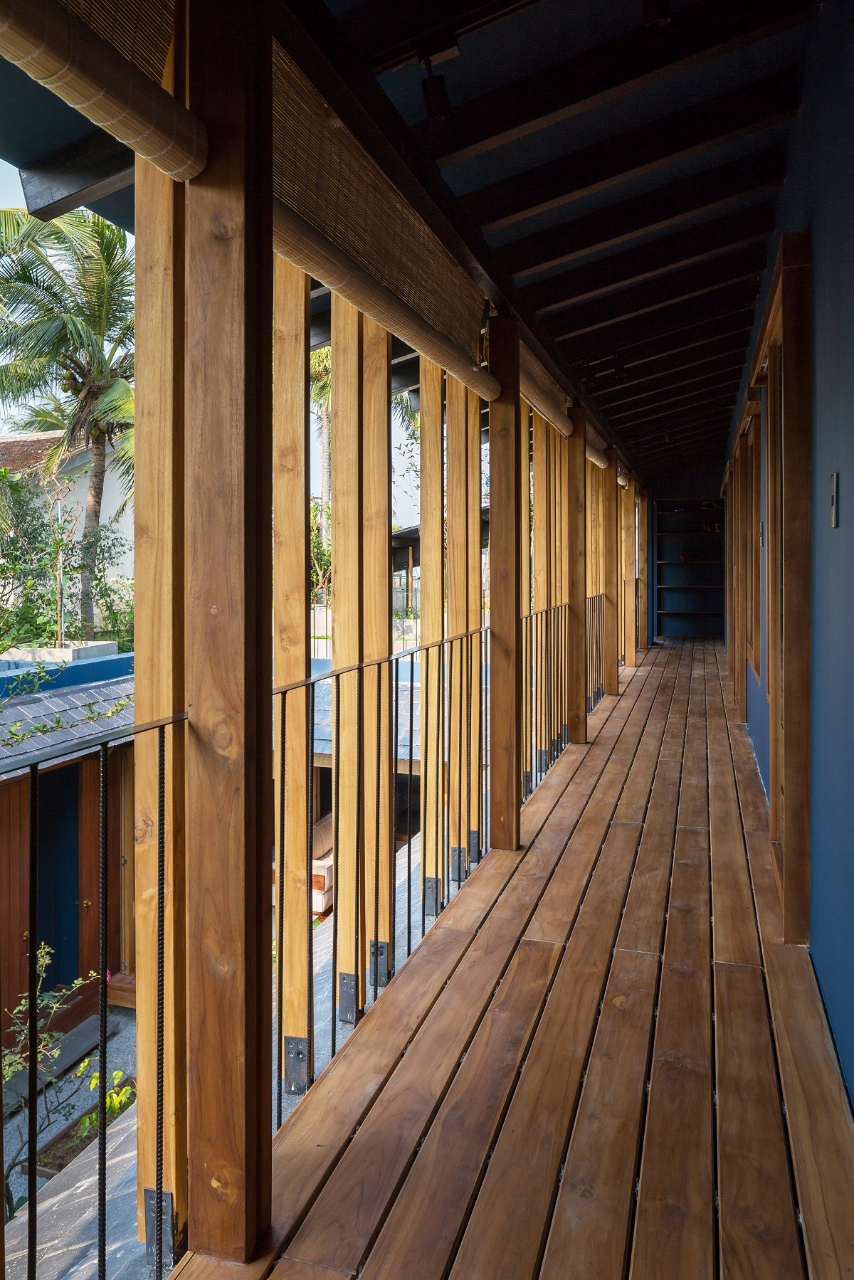 Không gian chức năng ở tầng trệt ngôi nhà được nâng cốt cao hơn khu vườn rộng. Nhờ thế, ngôi nhà không chỉ tăng khả năng chống chịu với lũ quét mà còn tạo thêm một không gian sử dụng mới. Nguồn ảnh: Archdaily