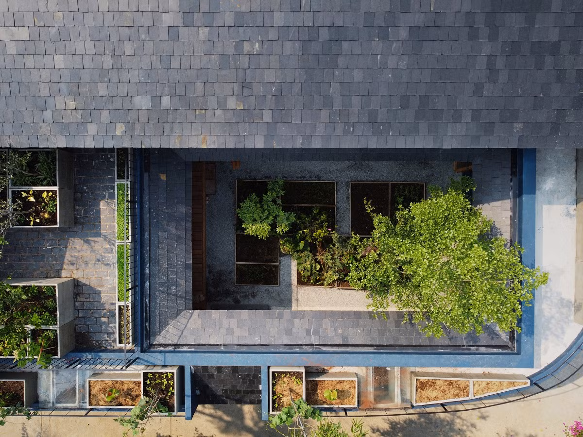 Công trình thứ hai là ngôi nhà ở Hội An nằm trên mảnh đất 180 m2 ở Cẩm Thanh, lấy cảm hứng từ nhà truyền thống Hội An nhưng có cấu trúc vỏ ốc.