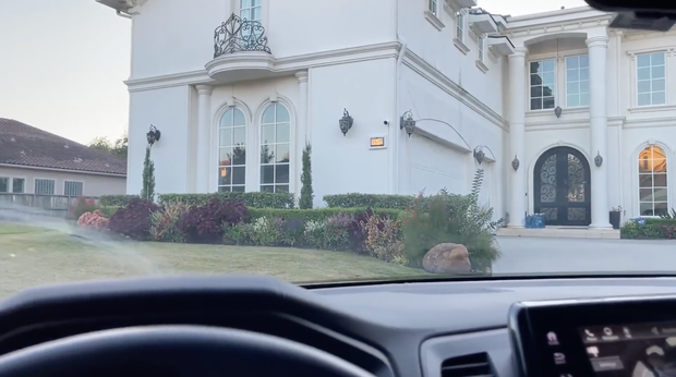 Trong vlog mới đây, triệu phú Vương Phạm hào hứng khoe cùng gia đình nhỏ trở về biệt thự ở Texas chỉ để… tắm bể bơi nước nóng.