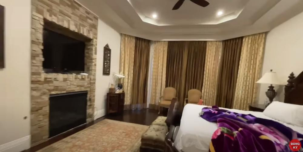 Phòng ngủ có cả hệ thống lò sưởi hiện đại.