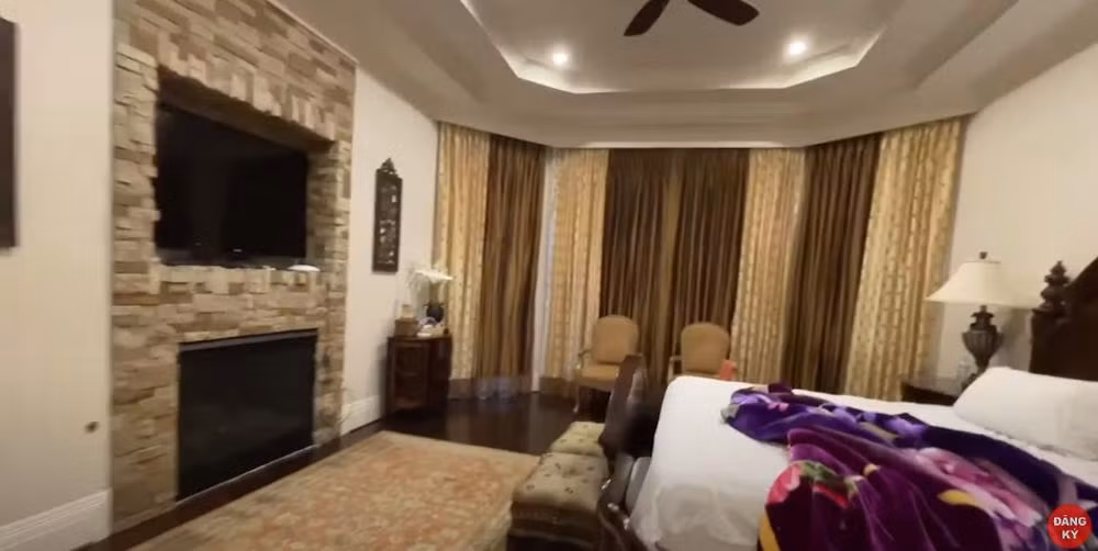 Phòng ngủ có cả hệ thống lò sưởi hiện đại.