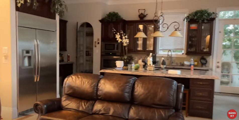 Bên trong căn nhà được bày trí mang hơi hướng phong cách châu Âu với màu nâu chủ đạo.