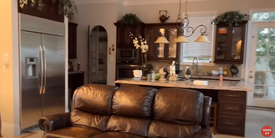 Bên trong căn nhà được bày trí mang hơi hướng phong cách châu Âu với màu nâu chủ đạo.