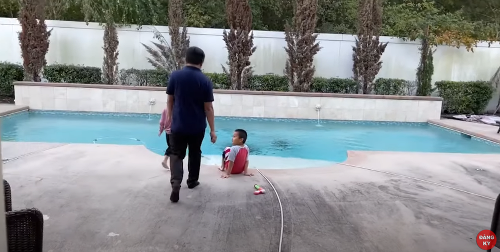 Trong khuôn viên biệt thự của triệu phú Vương Phạm còn có bể bơi nước nóng.