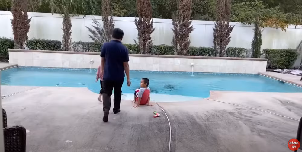 Trong khuôn viên biệt thự của triệu phú Vương Phạm còn có bể bơi nước nóng.