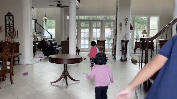 Dù cả năm gia đình Vương Phạm mới về thăm một lần nhưng nội thất phía trong nhà đều rất tiện nghi và đầy đủ.