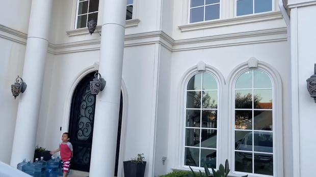 Đây là căn biệt thự gia đình Vương Phạm từng sinh sống trước khi chuyển tới biệt thự nằm trong khu trang trại rộng 120 hecta.