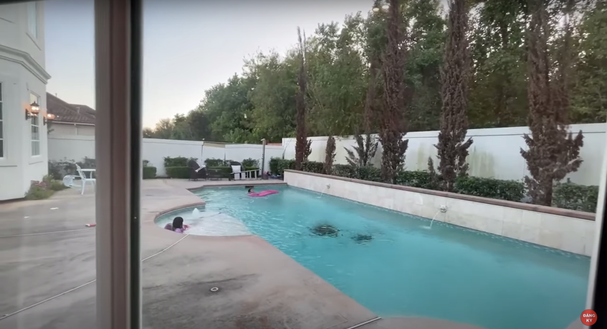 Vương Phạm tiết lộ trước kia khi gia đình còn sinh sống ở đây, mỗi tháng anh phải tiêu tốn 2.000 USD (tương đương hơn 40 triệu đồng) cho việc làm nóng nước ở hồ bơi.