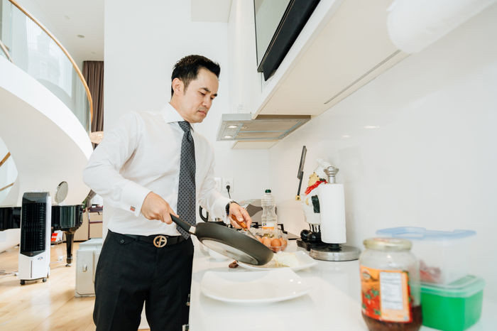 Bên cạnh phòng khách chính là không gian bếp với vật dụng tiện nghi. Dù bận rộn đến mấy, Louis Nguyễn vẫn thường xuyên đi chợ, nấu nướng, tự thưởng cho mình những món ăn ngon. Ảnh: Bestie