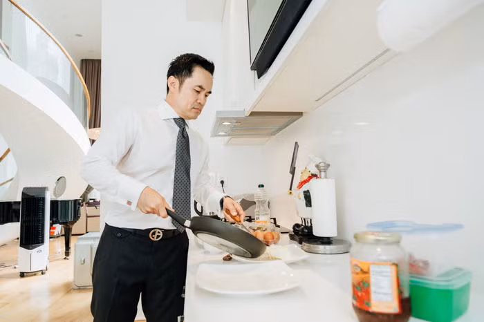 Bên cạnh phòng khách chính là không gian bếp với vật dụng tiện nghi. Dù bận rộn đến mấy, Louis Nguyễn vẫn thường xuyên đi chợ, nấu nướng, tự thưởng cho mình những món ăn ngon. Ảnh: Bestie