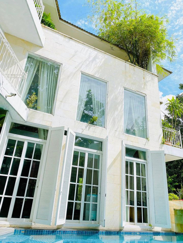 Biệt thự của Shark Khoa gồm 3 tầng và được thiết kế theo tông trắng chủ đạo, giá trị ước tính lên tới hàng triệu USD. Ảnh: FBNV