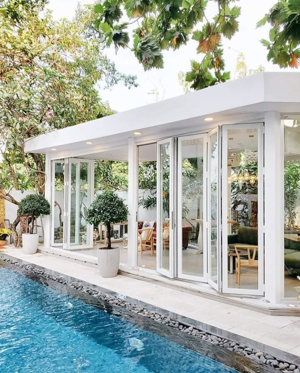 Các phòng trong nhà đều được thiết kế hướng ra hồ bơi. Bên cạnh hồ là không gian dùng làm nơi tổ chức tiệc. Ảnh: FBNV