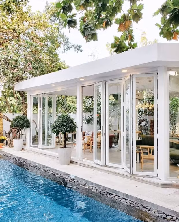 Các phòng trong nhà đều được thiết kế hướng ra hồ bơi. Bên cạnh hồ là không gian dùng làm nơi tổ chức tiệc. Ảnh: FBNV