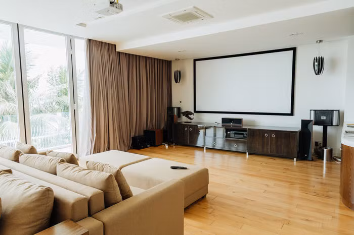 Những ô cửa lớn, trong suốt giúp không gian trong nhà càng thêm thoáng đãng. Ảnh: Bestie