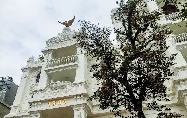 Mang phong cách kiến trúc Pháp, toà lâu đài nổi bật với các chi tiết hoa văn trang trí tỉ mỉ cùng với mái vòm bề thế nguy nga. Ảnh: Vietnamnet