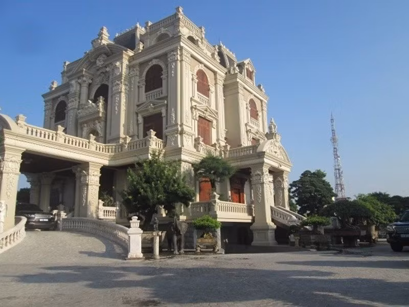 Ước tính, tổng chi phí xây dựng tòa lâu đài này lên tới hàng trăm tỷ đồng. Riêng phần gỗ trang trí nội ngoại thất đã tốn khoảng 50 tỷ đồng. Ảnh: Vietnamnet
