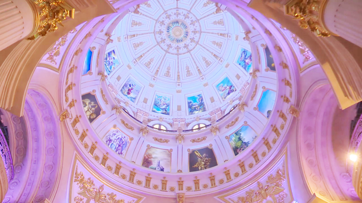 Ở trung tâm tòa nhà, các chi tiết chạm nổi trên trần đều được mạ vàng lấp lánh. Ảnh: Người đưa tin