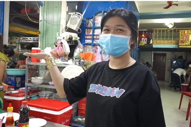 Không chỉ vợ chồng anh Dũng, nhân viên ở quán cũng đeo vàng đầy tay và tai. Ảnh: Street food.