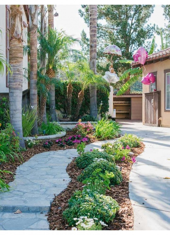 Thanh Thảo còn trồng rất nhiều hoa trong khuôn viên của căn biệt thự. Ảnh: FBNV