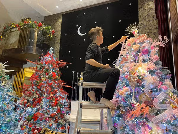  Mr Đàm lựa chọn những vật dụng đúng với không khí Giáng sinh như cây thông, đèn chùm, hộp quà...bài trí khắp nơi trong biệt thự. Ảnh: FBNV