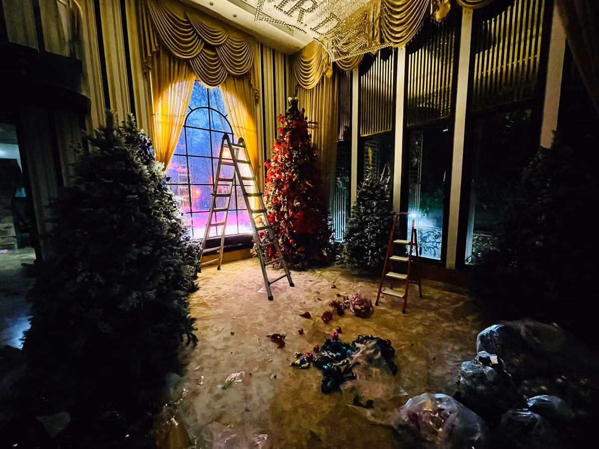 Thay vào đó, nam ca sĩ và ê-kíp chỉ trang trí bên trong phòng khách. Ảnh: FBNV