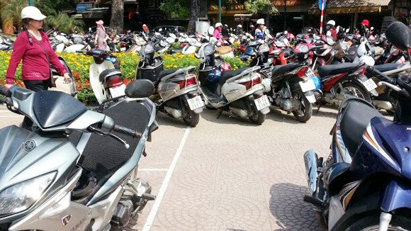 Trung bình giá giữ mỗi xe máy trong thời điểm Tết từ 20.000 đồng – 50.000 đồng. Xe ô tô sẽ rất khó có thể tìm được chỗ đỗ trong dịp này, nếu có thì thường ở mức rất cao từ 200.000 - 300.000 đồng/lượt. Ảnh: Dantri