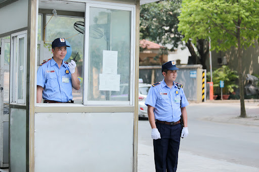 Những người làm nhiệm vụ bảo vệ cơ quan, doanh nghiệp, công sở cũng phải ngậm ngùi mất Tết vì đặc thù công việc của mình. Ảnh: Internet