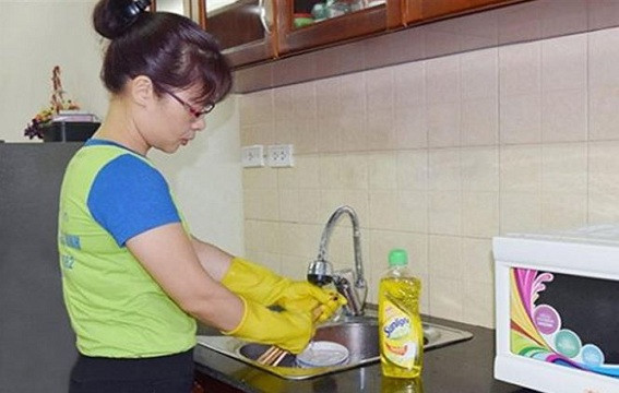 Ngày Tết lương của người giúp việc gia đình sẽ dao động từ 500.000 – 700.000/ngày, thậm chí có những gia đình sẵn sàng trả 1 triệu đồng/ngày để có thể tìm được người giúp việc ưng ý. Ảnh: VOV