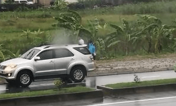 Cap doi cai nhau duoi mua va man “dien xuat” than sau cua co gai