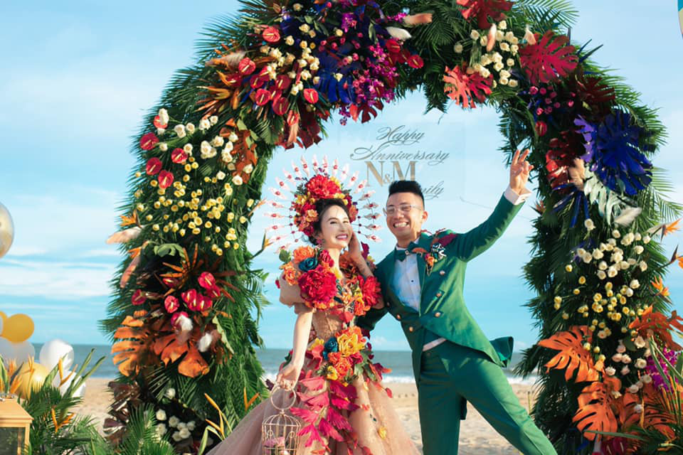 Năm ngoái, đại gia Minh Nhựa cũng tổ chức tiệc hoành tráng kỷ niệm 8 năm ngày cầu hôn vợ tại Vũng Tàu khiến ai nấy đều phải xuýt xoa.