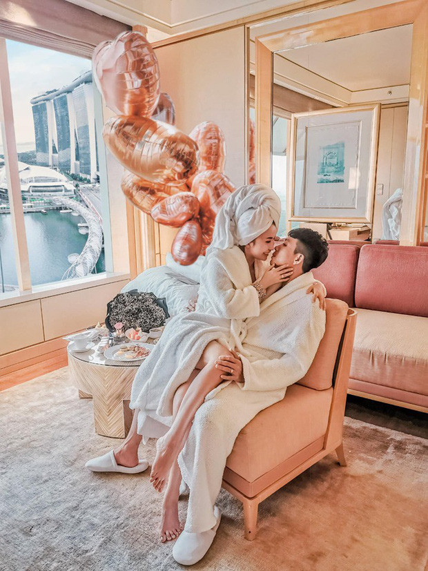 Trên trang cá nhân, Minh Nhựa thường xuyên đăng ảnh các chuyến đi du lịch cùng vợ hai Mina Phạm.