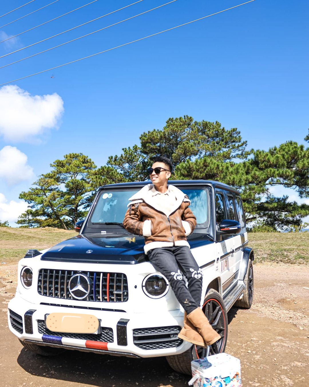 Trong khi, đại gia Minh Nhựa thường xuyên xuất hiện bên dàn siêu xe vài chục tỷ đồng...