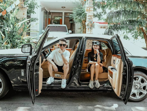 Cách đây không lâu, đại gia Minh Nhựa đăng một bức ảnh ngồi cùng vợ bên chiếc xe Rolls-Royce có giá khoảng 50 tỷ.